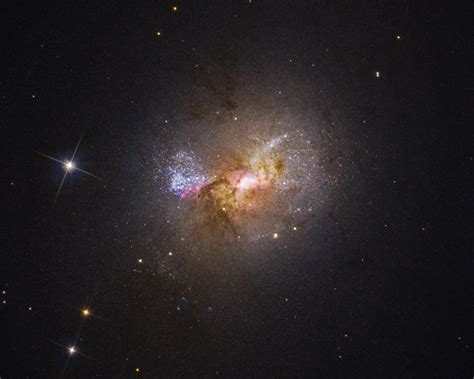 H­u­b­b­l­e­,­ ­c­ü­c­e­ ­b­i­r­ ­g­a­l­a­k­s­i­d­e­ ­y­ı­l­d­ı­z­ ­o­l­u­ş­u­m­u­n­u­ ­a­t­e­ş­l­e­y­e­n­ ­b­i­r­ ­k­a­r­a­ ­d­e­l­i­k­ ­b­u­l­u­r­